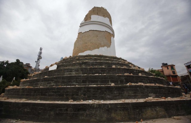 La histórica torre Dharahara quedó destruida debido al sismo que sacudió Katmandú, Nepal, el sábado 25 de abril de 2015. El fuerte temblor dejó cuando menos 1.800 muertos, el derrumbe de casas modernas y templos antiguos, así como aludes en el monte Everest, según las autoridades. (AP Foto/ Niranjan Shrestha)