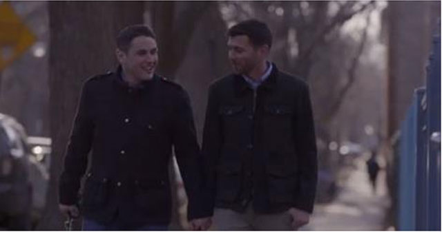 Una pareja de hombres en primer video de campaña de Hillary Clinton