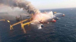 Un muerto y 16 heridos al incendiarse plataforma de Pemex en Golfo de México