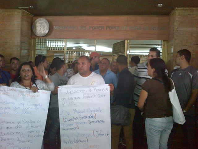 Trabajadores del Clínico Universitario protestaron frente a MinSalud