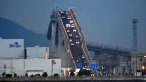 El insólito puente japonés que parece una montaña rusa (Fotos)
