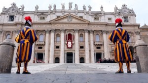 Vaticano aprehende a dos personas por sustraer documentos reservados