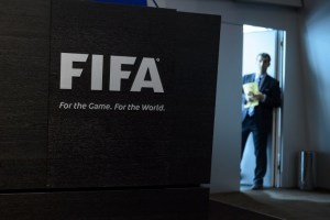 Seis dirigentes de la FIFA siguen detenidos en Suiza, Webb ya declaró en EEUU