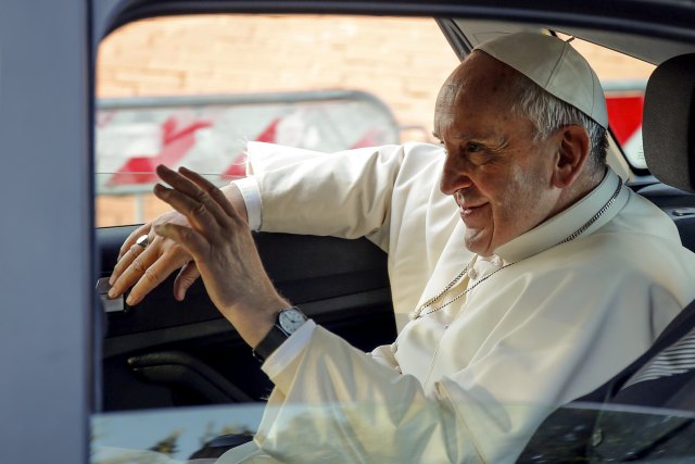El Papa Francisco tras una visita a la iglesia de Santa Maria Regina Pacis en Ostia, Italia