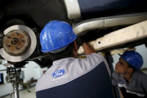 Trabajadores de Ford Venezuela aceptan cobrar en bolívares