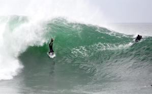 Olas de 6 metros para los surfistas de Los Angeles (Video)