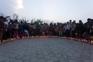Nepal recuerda a sus víctimas un mes después del terremoto