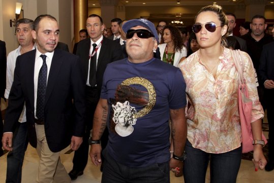Foto: Ali Bin Al Hussein, candidato presidencial de la FIFA, camina junto al ex jugador de fútbol argentino, Diego Maradona y su compañera Rocío Oliva  / Reuters