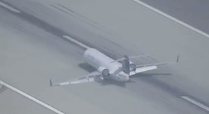 En VIDEO: Avión aterriza de emergencia con una sola rueda