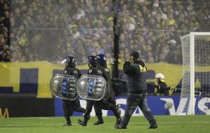 Desenlace de superclásico Boca-River avergüenza al fútbol argentino