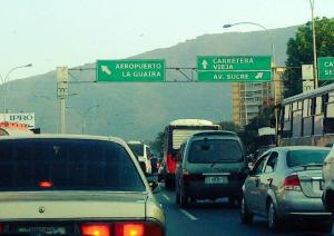 Cola en la autopista Caracas-La Guaira (Fotos)