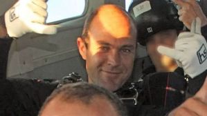 Instructor del ejército británico es sospechoso de sabotear el paracaídas de su esposa