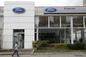 Ford deberá vender en bolívares carros programados en dólares