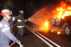 Bomberos de Vargas sofocaron las llamas de un vehículo en la autopista Caracas-La Guaira (Fotos)