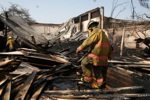 Fábrica de muebles en Aragua colapsa tras incendio (Fotos)