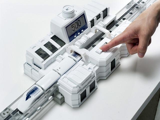 Diseñan el primer tren de levitación magnética de juguete en Japón