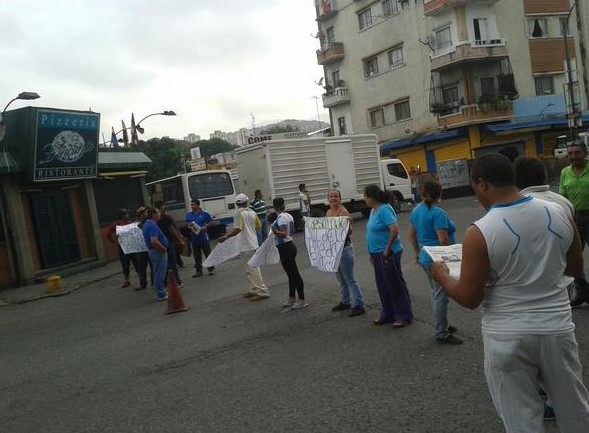 Avenida Las Fuentes de El Paraiso trancada por protesta (Fotos)