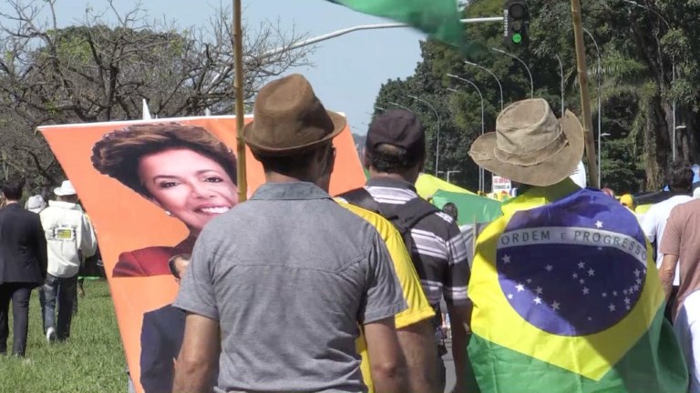 En video: Manifestantes piden destitución de Rousseff