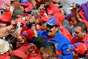 Maduro amenaza con leyes para estatizar distribución de alimentos