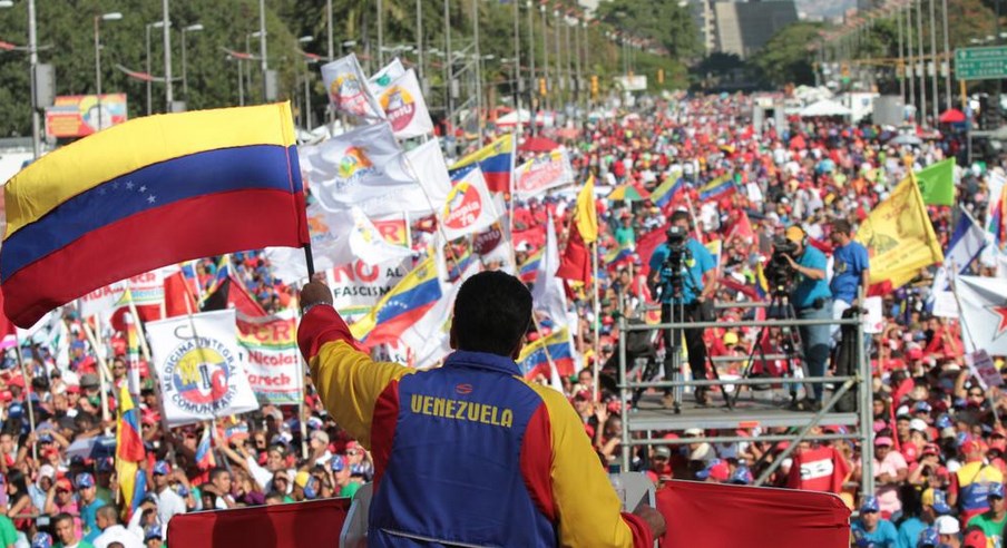 Maduro decretó horario navideño para la administración pública
