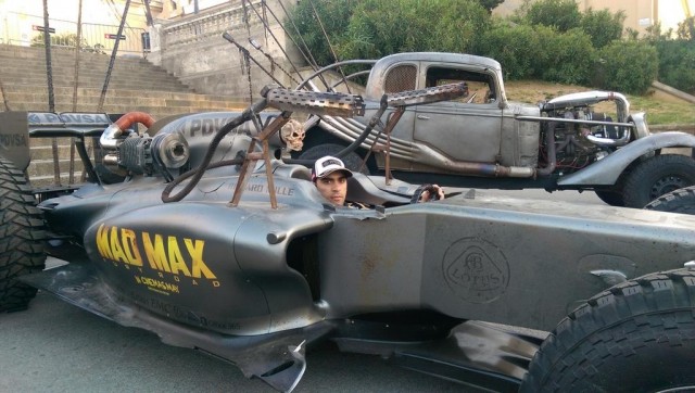 Pastor Maldonado en un Lotus F1 "Mad Max" que se usará en la película  Mad Max: Furia en la carretera