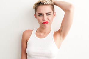 ¡Se la fumó piche! Miley Cyrus perdió el control y posa completamente desnuda con vibradores (FOTOS)
