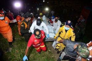 Rescatan primeros dos cuerpos de mineros colombianos atrapados en mina