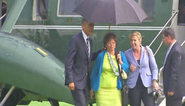 El gesto más gentil de Obama: Evita que dos señoras se mojen (Video)