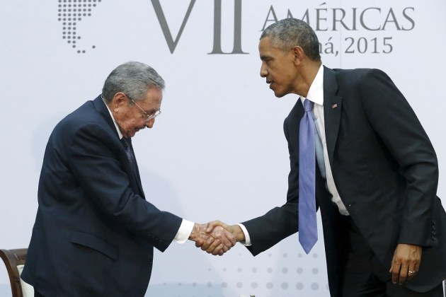 Obama y Castro se dan la mano mientras sostienen un encuentro bilateral durante la Cumbre de las Américas