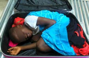 Niño que intentó ingresar escondido dentro de una maleta se queda en España