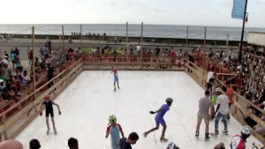 Artista neoyorquino monta pista de patinaje sobre hielo en Cuba (Video)
