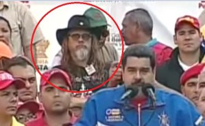Un pelucón en la tarima con Maduro el 1ro de Mayo (fotodetalle)