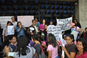 Maestros protestan frente al Ministerio de Educación por un salario justo (Fotos)