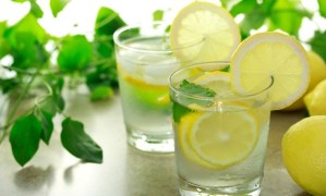 ¿Por qué te conviene tomar agua con limón?
