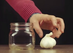 Cómo pelar un ajo de manera fácil y sencilla en 20 segundos (Video)