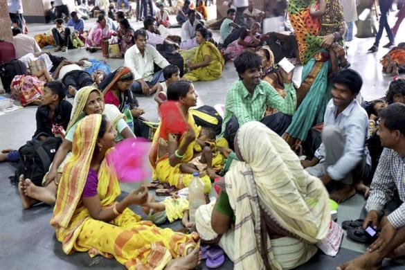 Foto: Varias personas se abanican para combatir las altas temperaturas en Calcuta, India, hoy, viernes 29 de mayo de 2015 / EFE