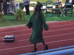Ponte los tacones decían, no te vas a caer decían… Pasó y en plena graduación (Video)
