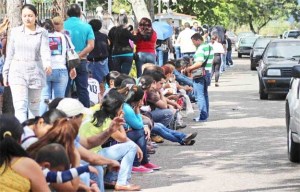 Consumidores amanecen entre espantos para comprar pollo en Puerto La Cruz