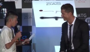 Cristiano Ronaldo defendió a un pequeño fan japonés (Video)