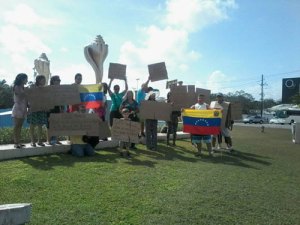 Venezolanos siguen varados en el exterior sin ayuda