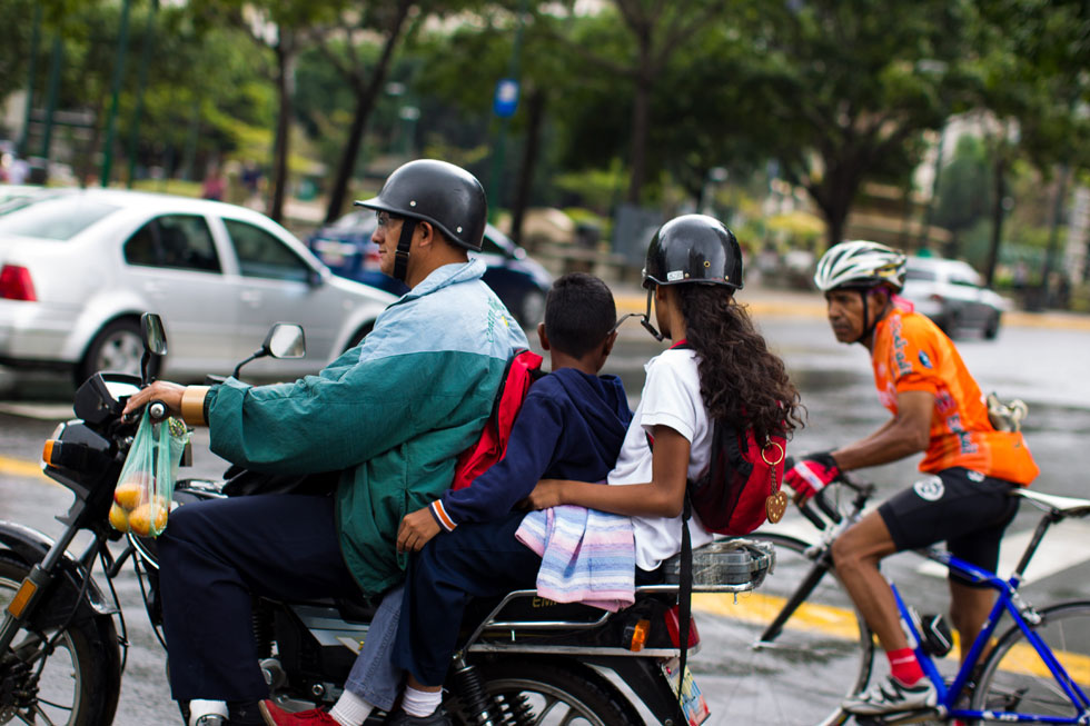 En Lagunillas prohíben a menores en moto