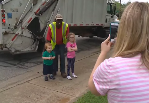 Niño de 2 años y el recolector de basura son los mejores amigos, ahora tienen que decir… Adiós (Video)