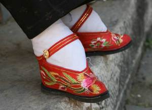 ¡Impresionante! Así consigue que a las niñas en China no les crezcan los pies (Fotos)