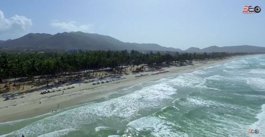 Querrás ir a Playa El Agua luego de sobrevolar sus playas con nosotros (Video)