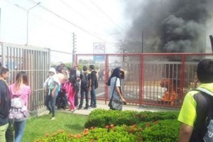 Manifestantes trancan el paso cerca de Plaza de Toros en Maracaibo (Foto)