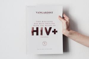 Una revista impresa con sangre con VIH para luchar contra miedos irracionales