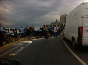 Se volcó un camión con Harina PAN en La Encrucijada y los conductores se llevaron todo (Fotos)