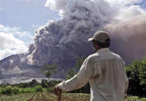 Fuerte erupción del volcán Sinabung en Indonesia