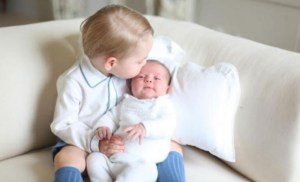 Ternura desbordada del príncipe Jorge con la pequeña Charlotte (Fotos)