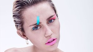 Miley Cyrus se desnuda completa antes de los  VMA’S…. ¡Si, otra vez!